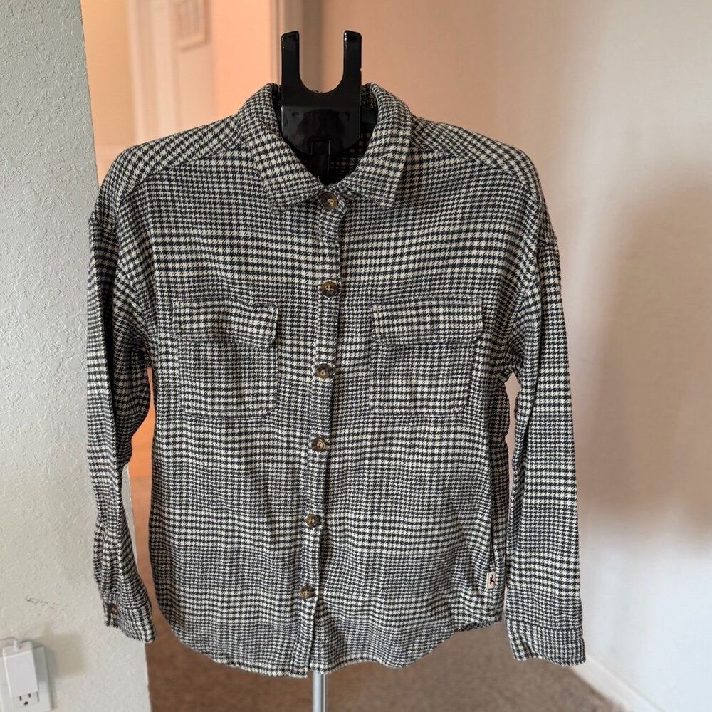 Hollister Women’s Boyfriend Fit Houndstooth Button Up Flannel Shacket Size Med